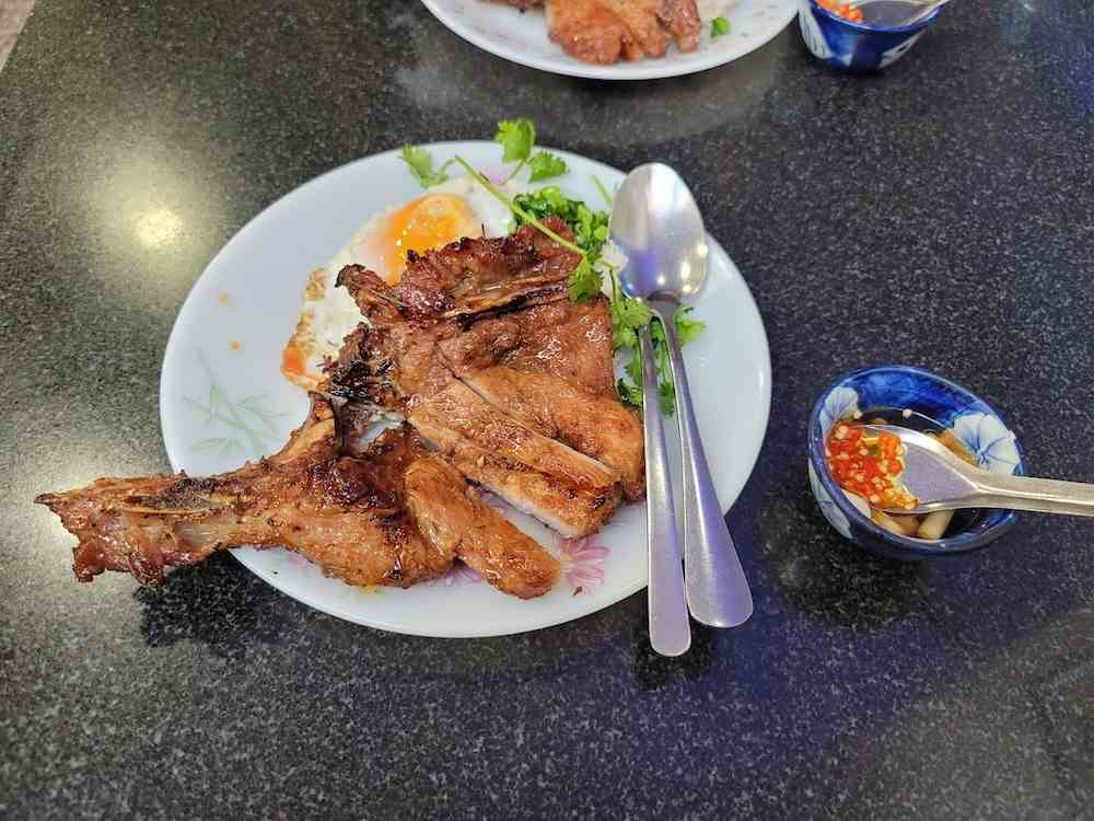 Miếng sườn nướng 'khổng lồ' trứ danh tại Cơm tấm Nguyễn Văn Cừ Quận 1