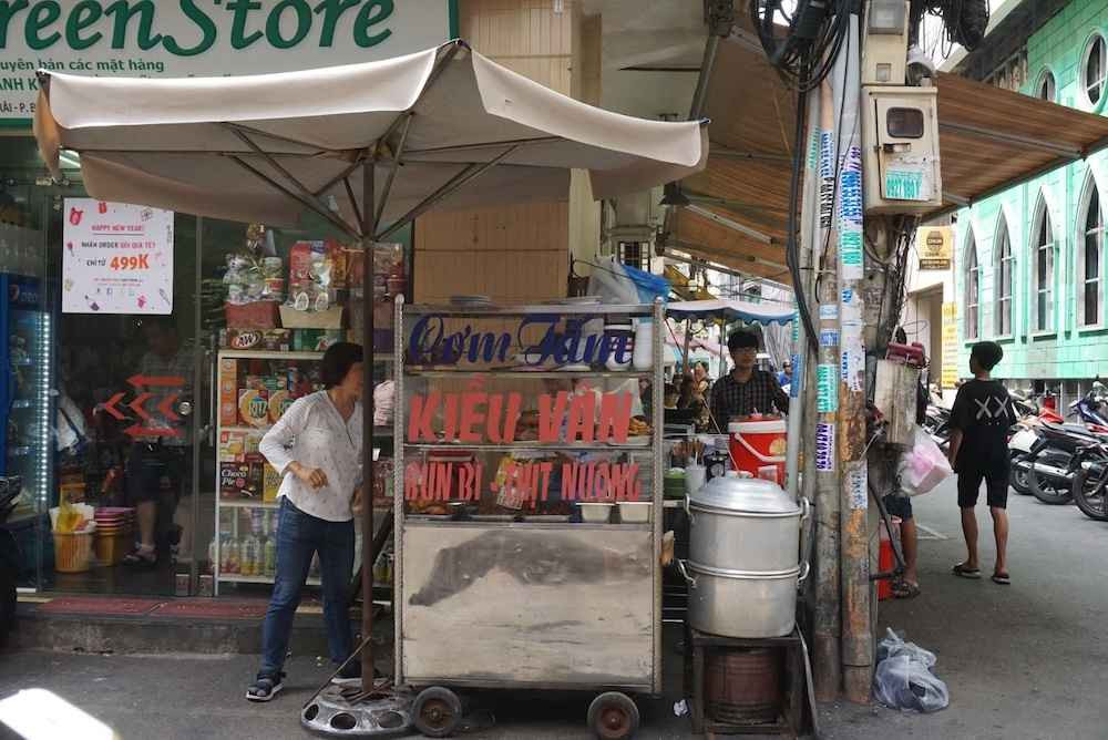Không gian vỉa hè giản dị của quán cơm tấm Kiều Vân Nguyễn Trãi