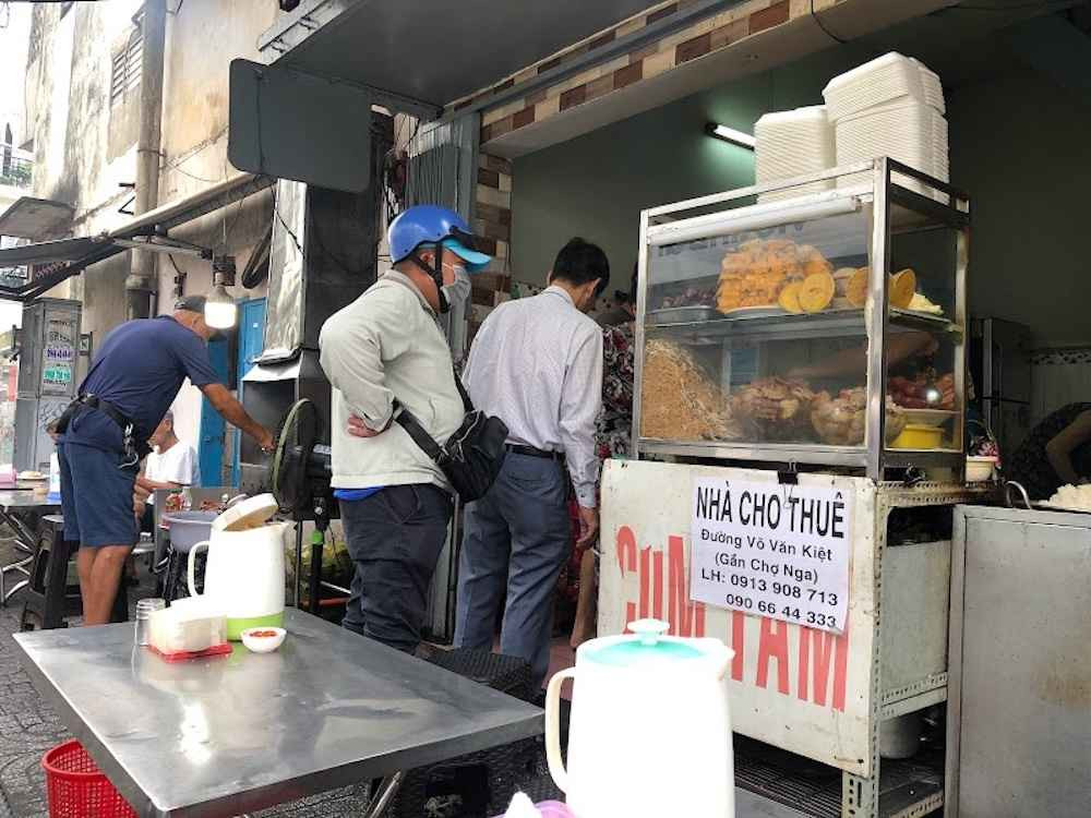 Bàn ghế vỉa hè giản dị tại quán cơm tấm 32D1, thu hút thực khách