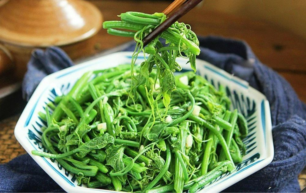 Đĩa ngọn su su xào tỏi xanh mướt, một món đặc sản tươi ngon và hấp dẫn không thể bỏ lỡ khi đến Tam Đảo