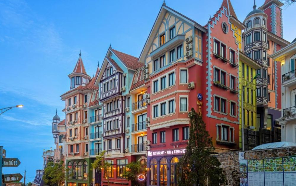 Hình ảnh Venus Hotel Tam Đảo, một khách sạn sang trọng với kiến trúc độc đáo, nổi bật giữa cảnh quan thị trấn sương mù