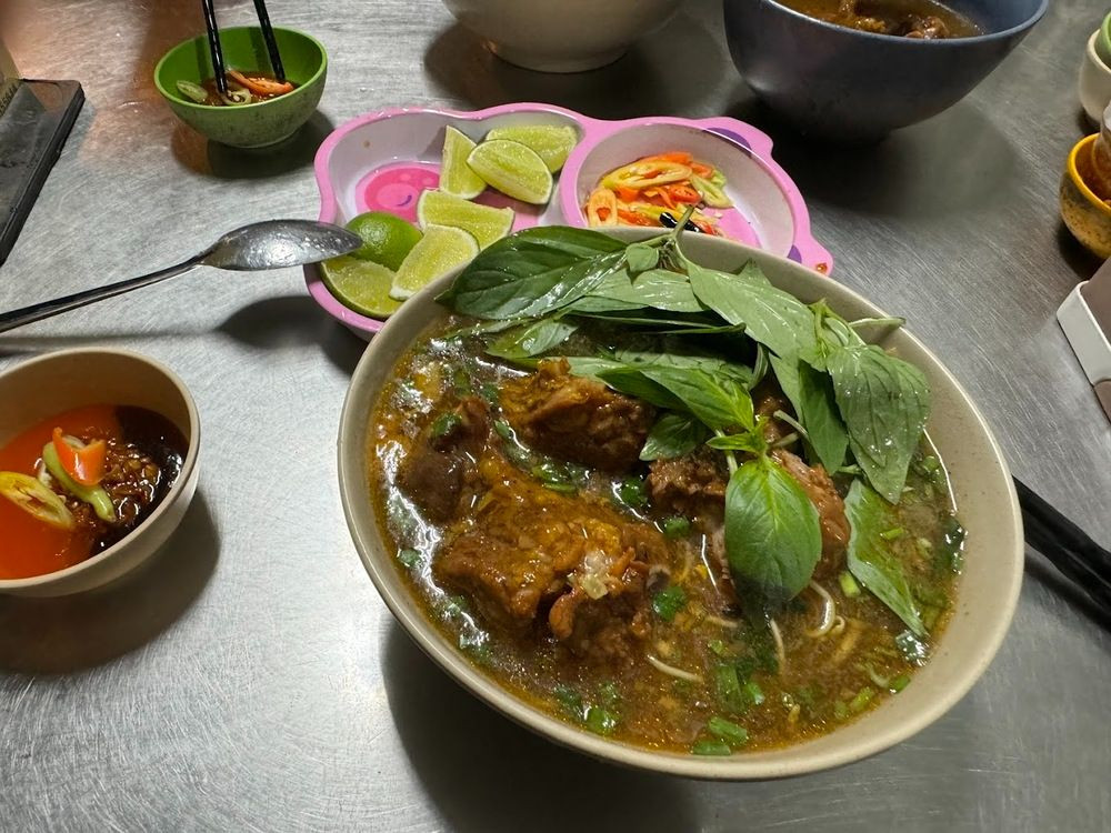 Hủ tiếu Gia Bảo với món ăn đậm hương vị truyền thống, là lựa chọn tuyệt vời cho những bữa ăn đêm Sài Gòn