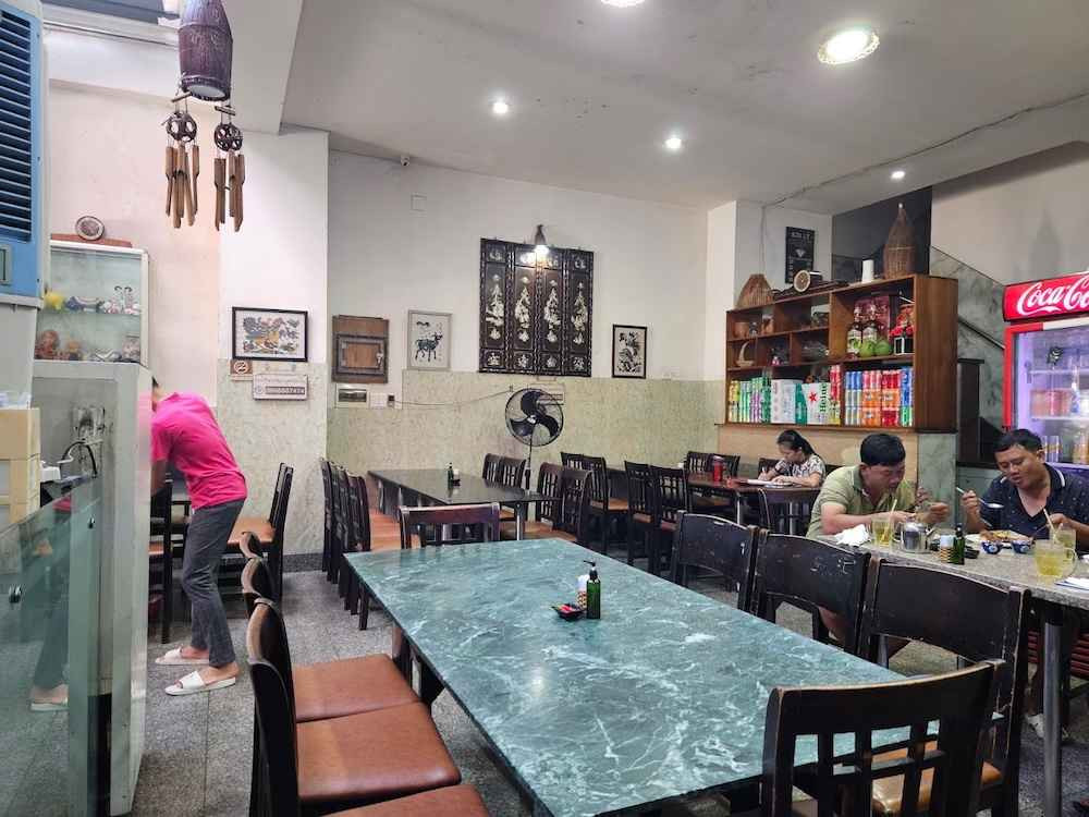 Không gian ấm cúng, sạch sẽ của Cơm tấm Nguyễn Văn Cừ trên đường Nguyễn Cư Trinh