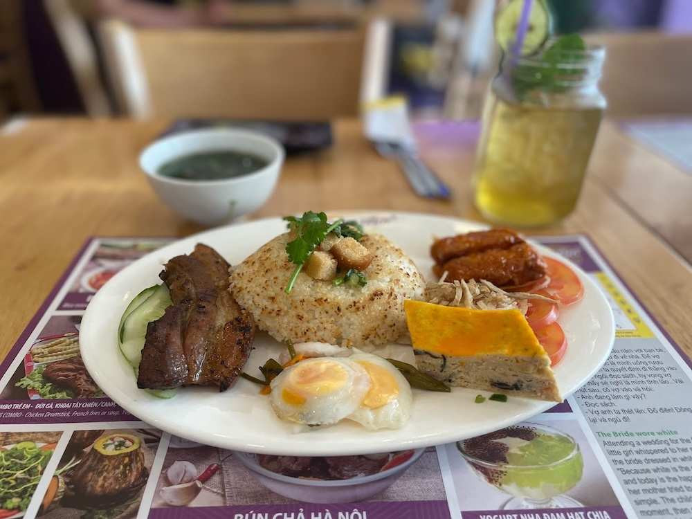 Cơm tấm sườn chả và đặc trưng cơm cháy của Cơm Tấm Cali Lê Thánh Tôn