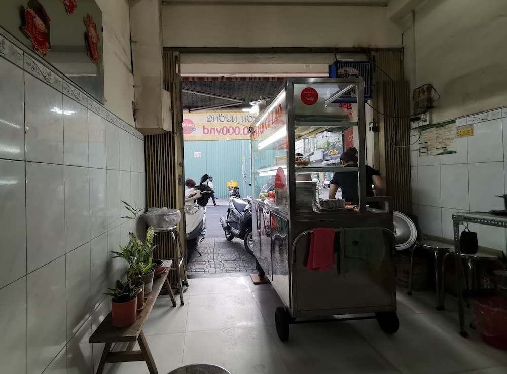 Không gian nhỏ nhắn, sạch sẽ mang đậm phong vị gia đình của Cơm Tấm Cù Lao Sài Gòn