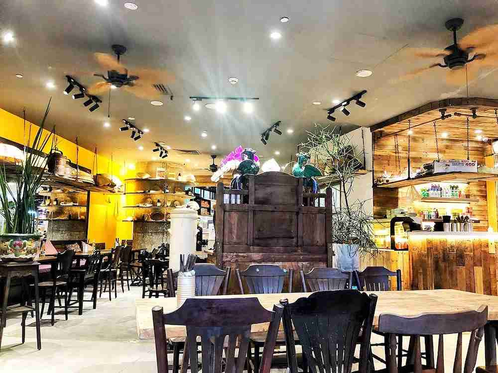 Không gian quán Cơm Tấm Mộc với phong cách Sài Gòn xưa, đèn vàng ấm cúng