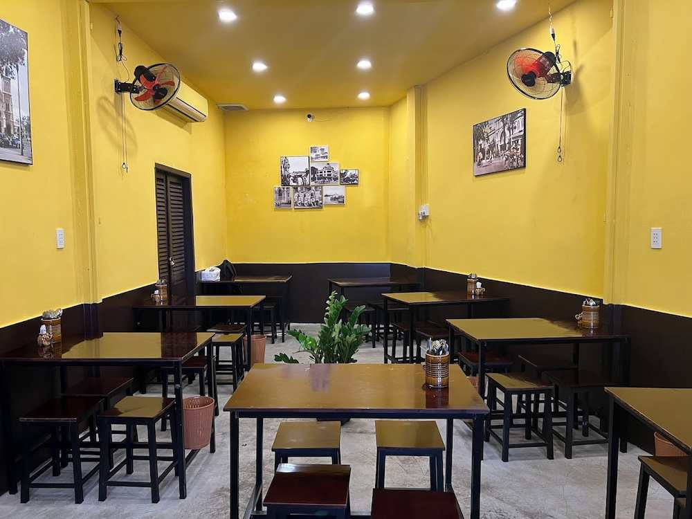 Không gian vintage Sài Gòn xưa với tông màu vàng ấm cúng của Cơm tấm Dì Út