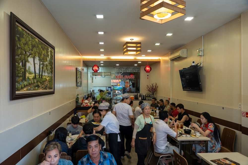 Không gian quán cơm tấm Kiều Giang rộng rãi, sạch sẽ ở Trần Quang Khải