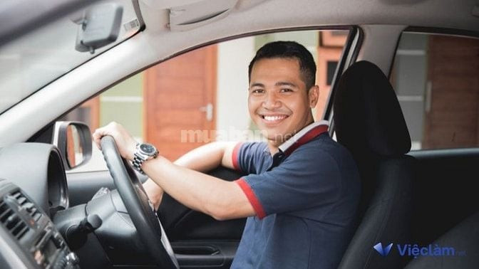 Tài xế xe hơi di chuyển trên đường phố đông đúc tại Quận 8, TP.HCM, minh họa nhu cầu cao về tuyển dụng lái xe.
