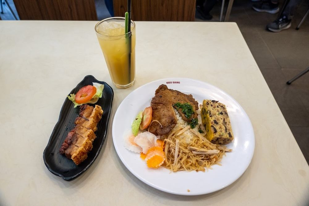 Khẩu phần cơm tấm sườn bì chả đầy đặn tại Cơm tấm Kiều Giang Quận 1
