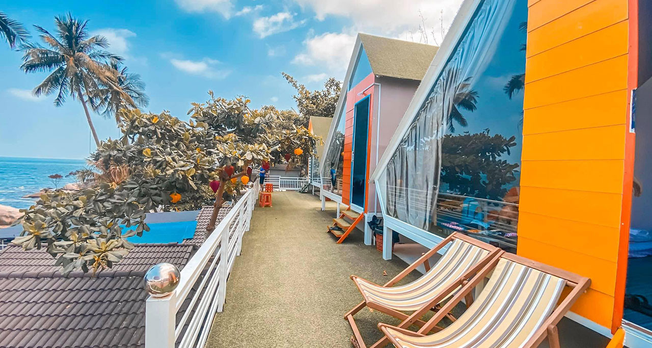 Bãi Đá Hòn Sơn Resort với các khối đá tự nhiên độc đáo, thu hút giới trẻ