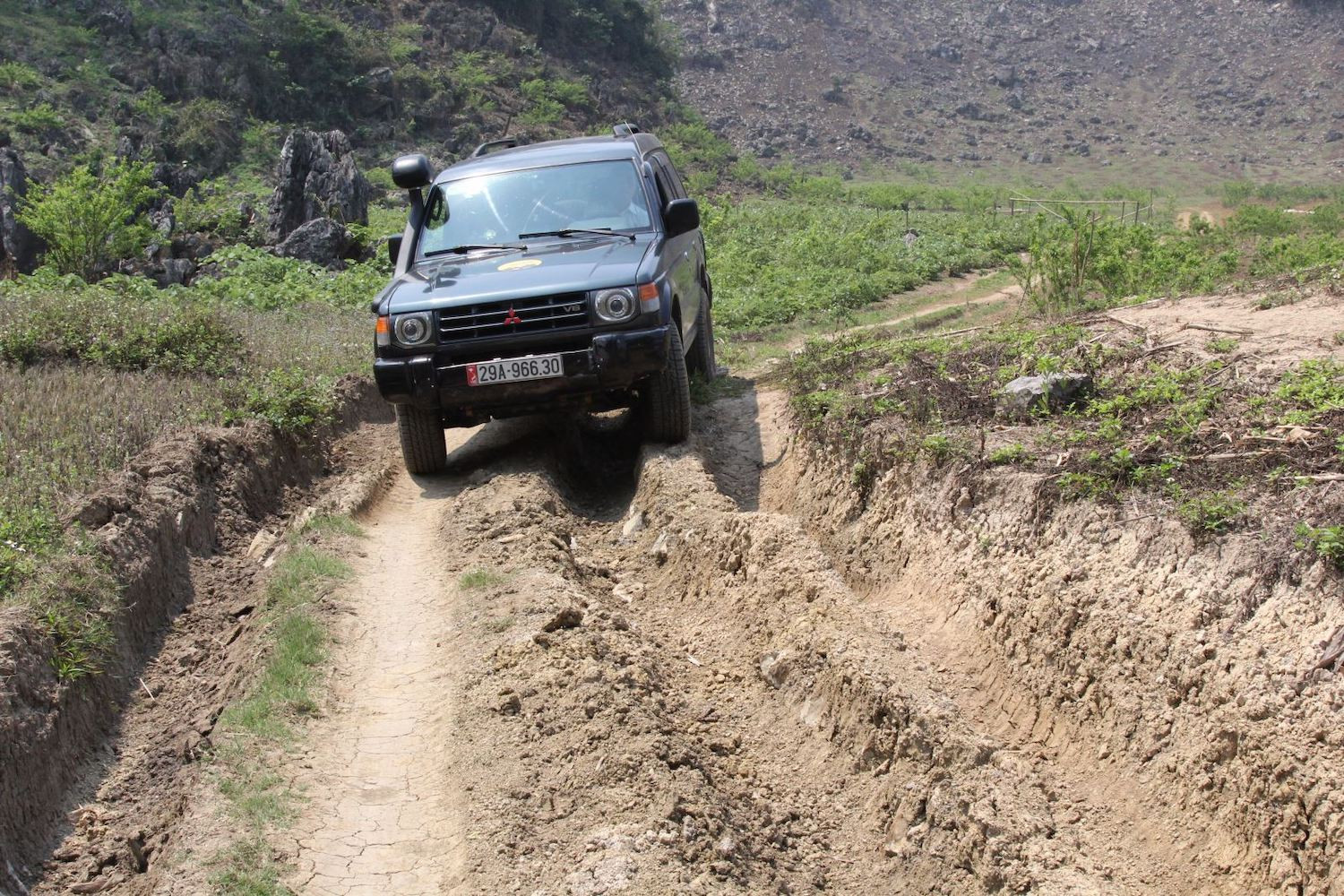 Trekking qua đường đất hiểm trở khi đến Hang Táu Mộc Châu vào mùa mưa