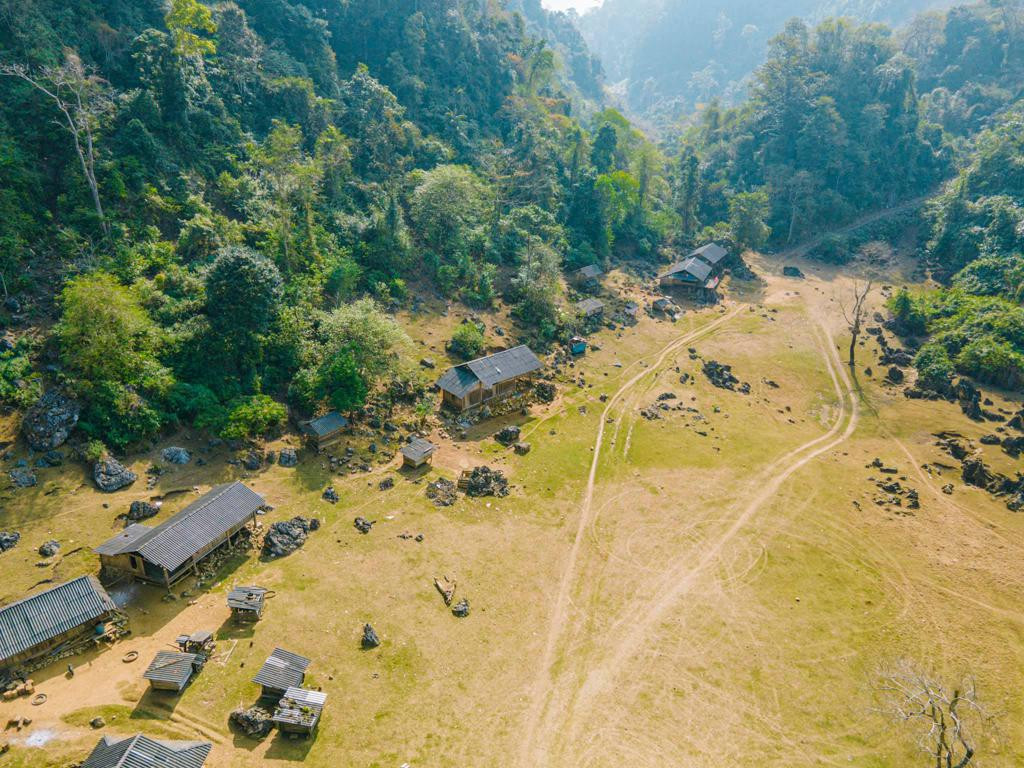Ngôi làng Hang Táu Mộc Châu nhìn từ trên cao như bức tranh châu Âu