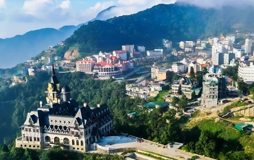 Tam Đảo nhìn từ trên cao với những tầng mây bồng bềnh bao phủ, tạo nên vẻ đẹp huyền ảo như "thành phố trên mây"