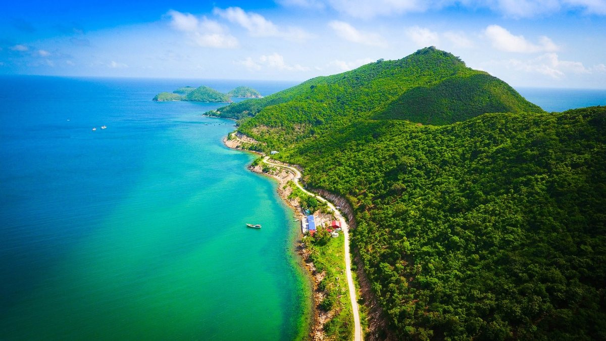Bình minh rực rỡ trên đảo Nam Du với những thuyền chài nhỏ và biển xanh