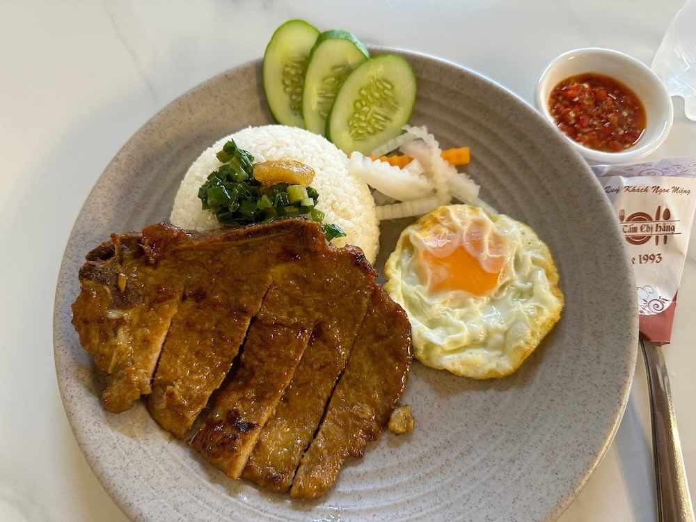 Dĩa cơm tấm sườn nướng lớn hấp dẫn tại quán Cơm tấm Chị Hằng