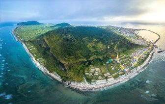 Đảo Lý Sơn là một huyện đảo thuộc tỉnh Quảng Ngãi