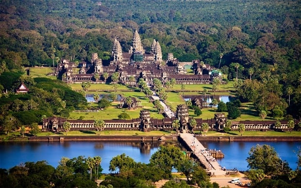 Toàn cảnh quần thể đền Angkor Wat nhìn từ xa với kiến trúc đá cổ kính.