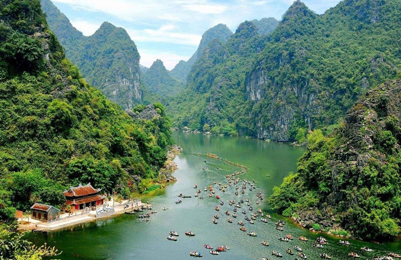Phong cảnh non nước hữu tình tại Quần thể danh thắng Tràng An, Ninh Bình, một trong các điểm du lịch Việt Nam nổi bật.
