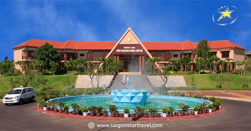 Cổng vào Trung tâm Bùn khoáng Mũi Né với kiến trúc hiện đại