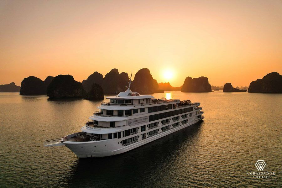 Du thuyền Ambassador Daily hiện đại đang khám phá vẻ đẹp của vịnh Hạ Long.