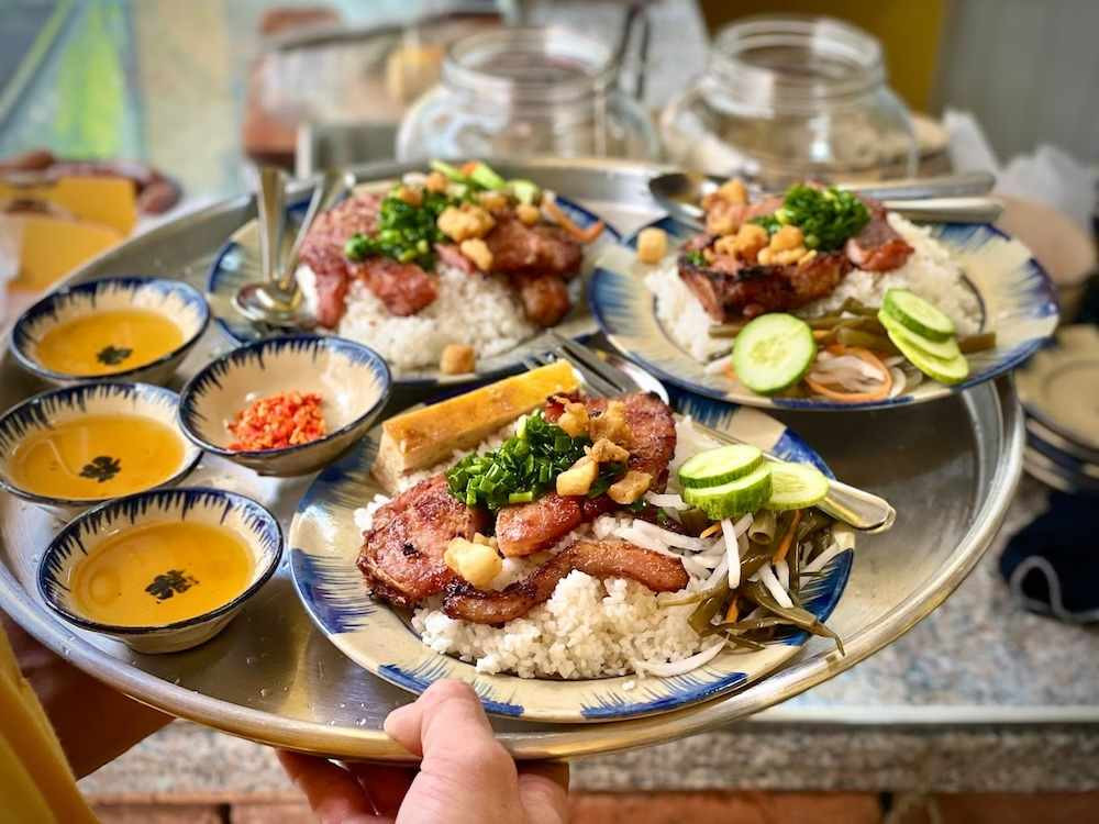 Cơm tấm Dì Út với sườn nướng đậm đà và đồ chua ăn kèm tươi ngon