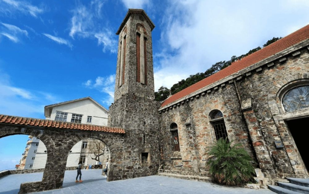 Kiến trúc Gothic cổ kính và độc đáo của Nhà thờ Đá Tam Đảo, một công trình lịch sử nổi bật