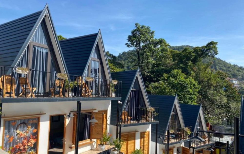 Cuden Homestay Tam Đảo với thiết kế vintage ấm cúng và cửa kính lớn nhìn ra khung cảnh núi rừng thơ mộng