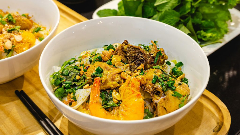 Tô Mì Quảng Đà Nẵng hấp dẫn với sợi mì vàng, nước dùng sệt, tôm thịt và rau sống