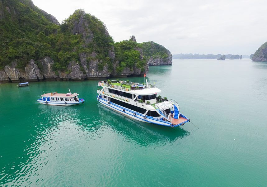 Tàu VIP sang trọng đang di chuyển trên vịnh Hạ Long, mang đến trải nghiệm đẳng cấp cho khách du lịch.