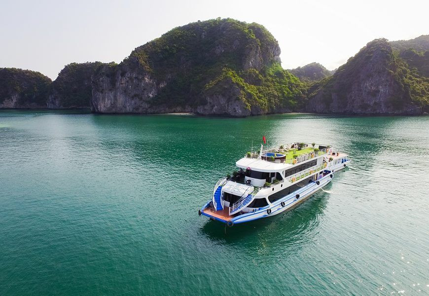 Hình ảnh một chiếc tàu du lịch La Casta Daily trên vịnh Hạ Long, dành cho tour trong ngày.