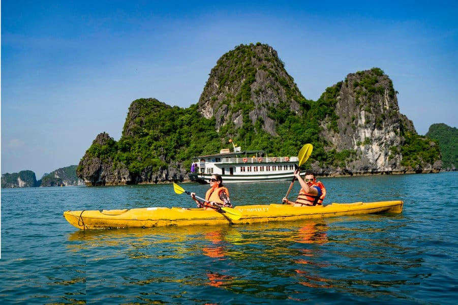 Du khách trải nghiệm chèo thuyền kayak giữa các đảo đá vôi hùng vĩ tại Vịnh Hạ Long