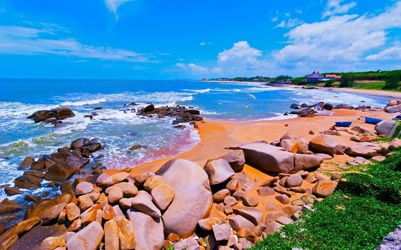 Long Hải lý tưởng cho du lịch biển từ tháng 10 đến tháng 4 với thời tiết mát mẻ và hoa anh đào rừng nở rộ