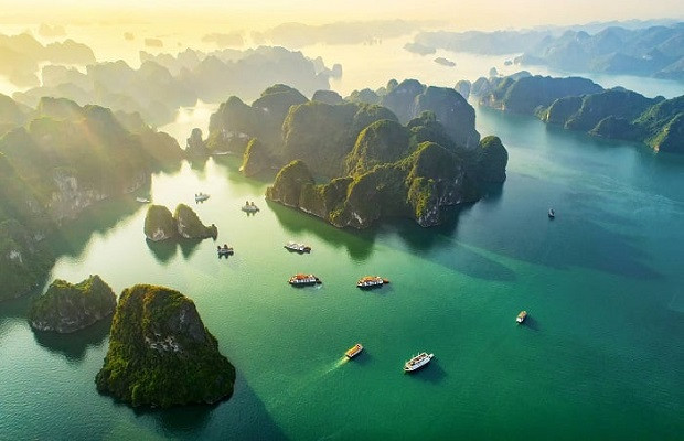 Cảnh đẹp hùng vĩ của Vịnh Hạ Long từ trên cao, non xanh nước biếc cuốn hút du khách khi du lịch Quảng Ninh