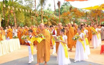 Hình ảnh Mục Kiều Liên cứu mẹ, minh họa nguồn gốc Lễ Vu Lan báo hiếu