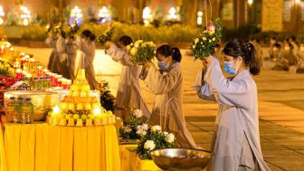 Gia đình quây quần bên nhau thể hiện ý nghĩa nhân văn của Lễ Vu Lan