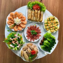 Mâm cơm cúng Rằm tháng 7 tươm tất dâng lên gia tiên trong Lễ Vu Lan