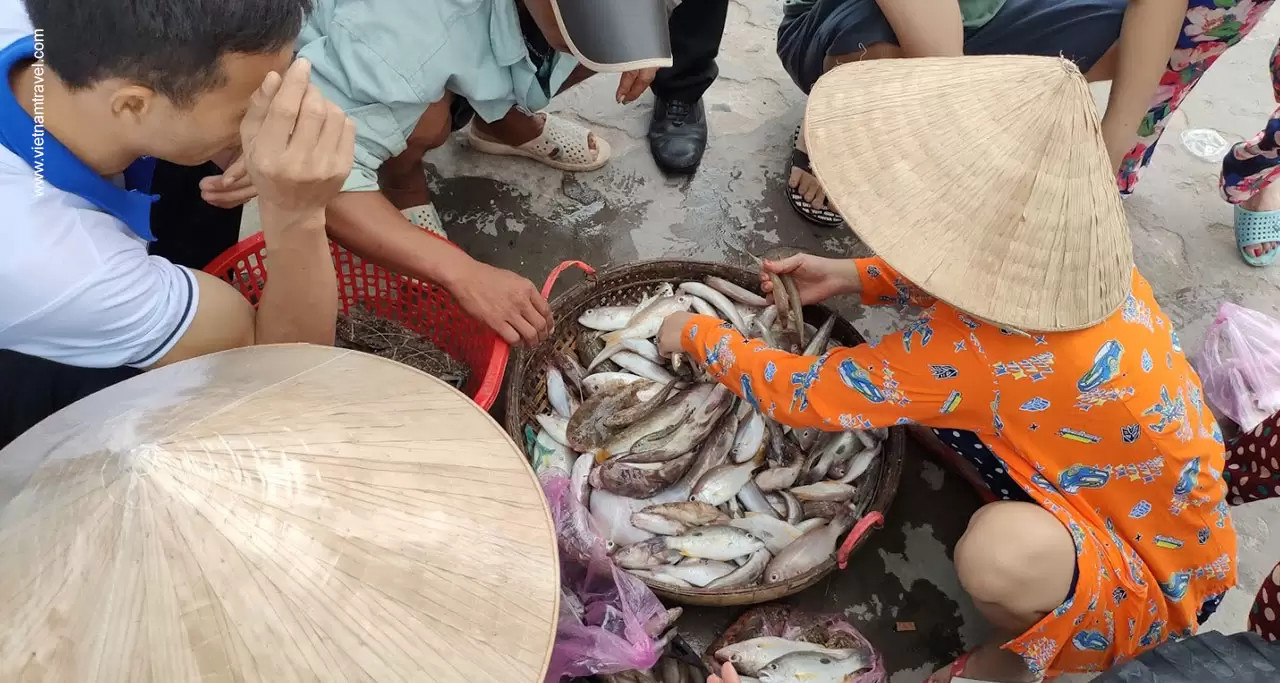 Chợ Bãi Giếng Hòn Sơn, nơi du khách có thể trải nghiệm cuộc sống địa phương nhộn nhịp