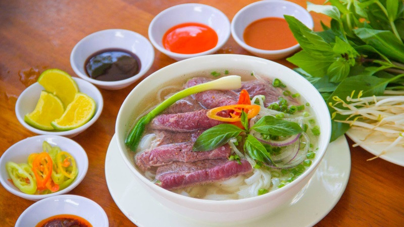 Tô phở bò nóng hổi đậm đà tại quán phở gia truyền Bát Đàn Hà Nội