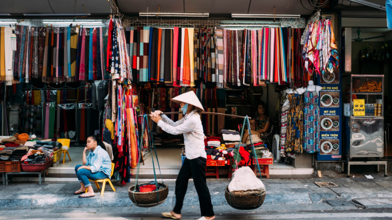 Góc phố cổ Hà Nội với những ngôi nhà cổ kính, cửa hàng truyền thống và người đi bộ