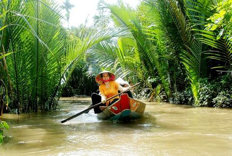Bến Ninh Kiều Cần Thơ sôi động về đêm