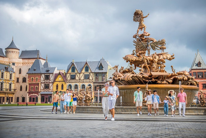 Du khách vui chơi tại VinWonders Phú Quốc khi kết hợp tour du lịch Rạch Giá