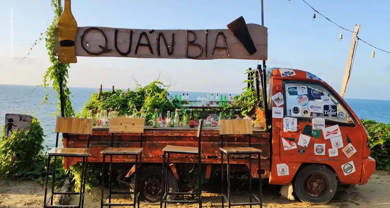 Góc quán bar ngoài trời tại Rai Cá Homestay Hòn Sơn, lý tưởng ngắm bình minh