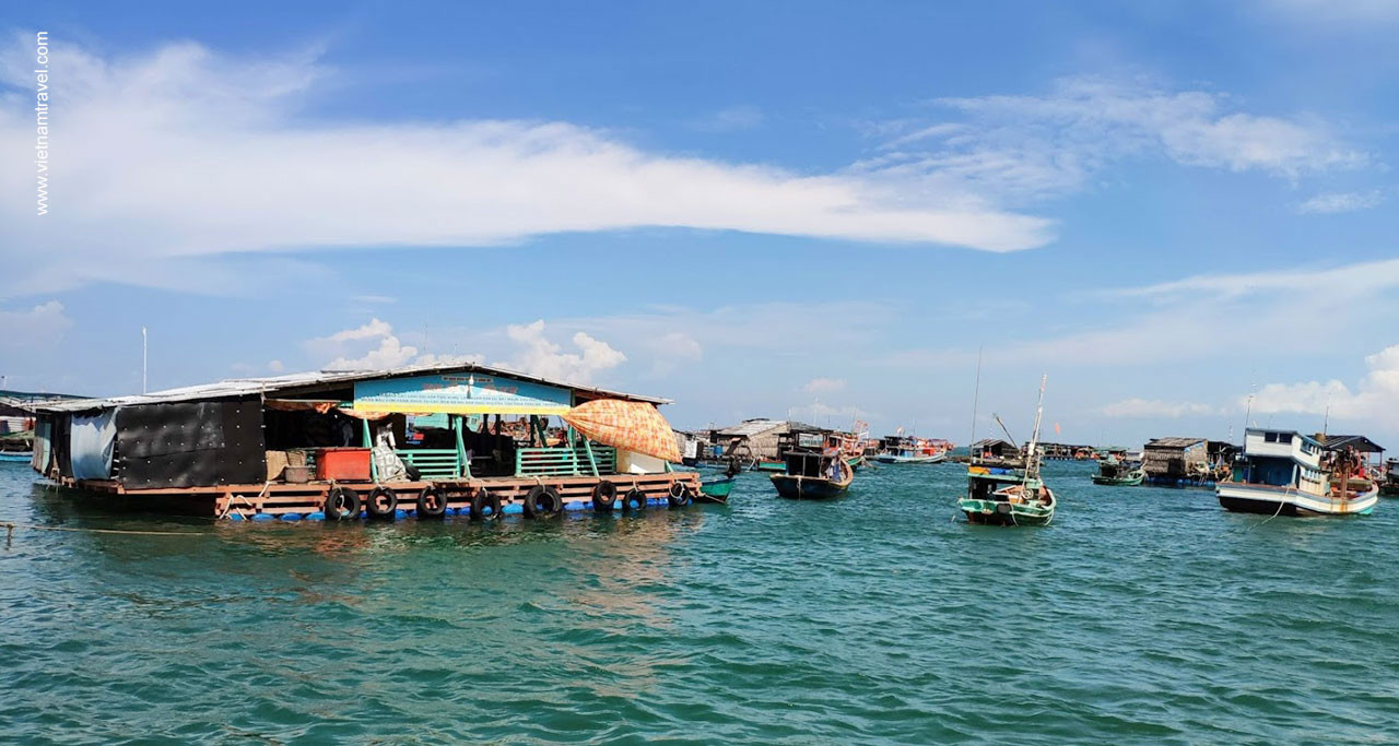 Làng chài bè Sake Hòn Sơn với những ngôi nhà nổi trên mặt biển xanh ngắt