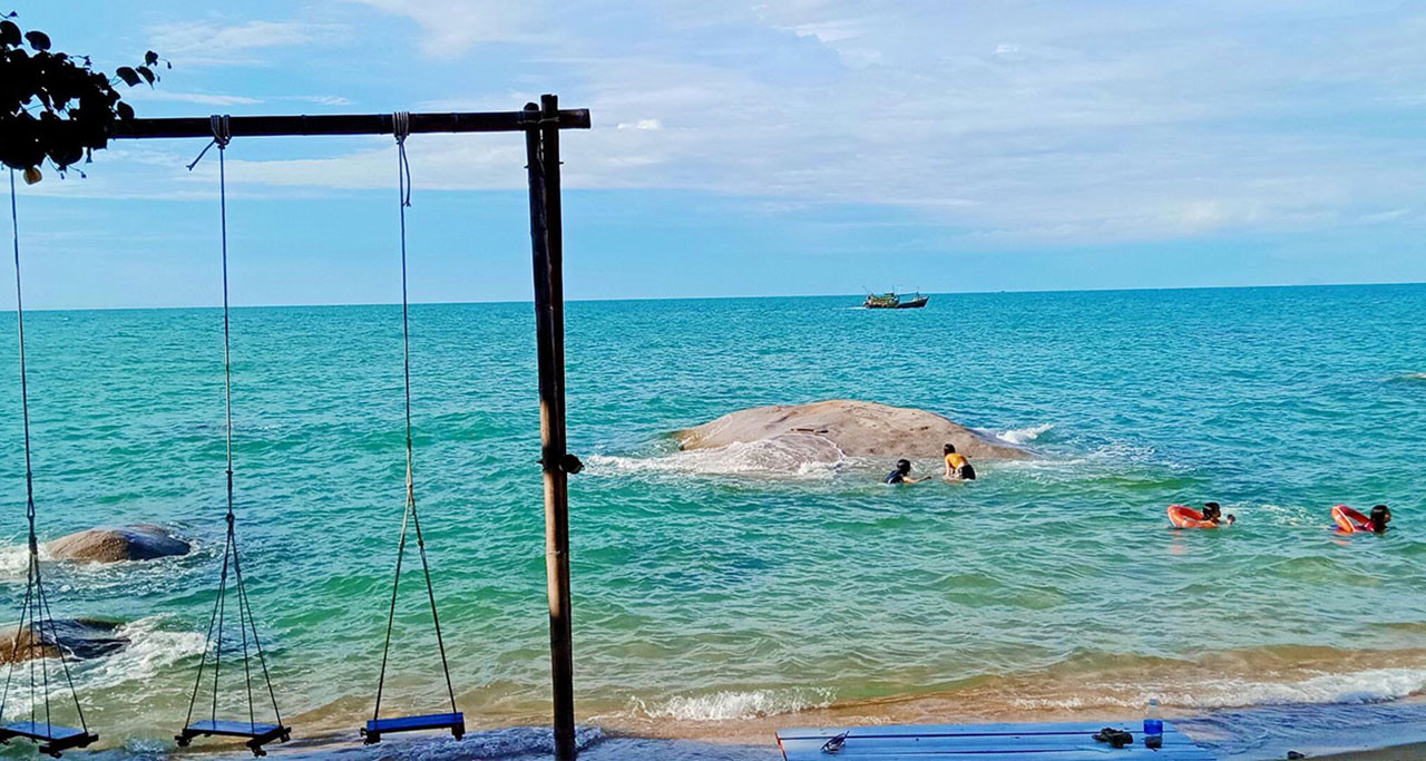 Tận hưởng khoảnh khắc thư giãn bơi lội tại bãi biển trong xanh ở Hòn Sơn