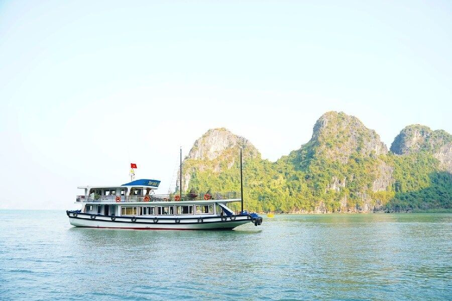 Du khách đang lên tàu để bắt đầu hành trình khám phá vịnh Hạ Long.