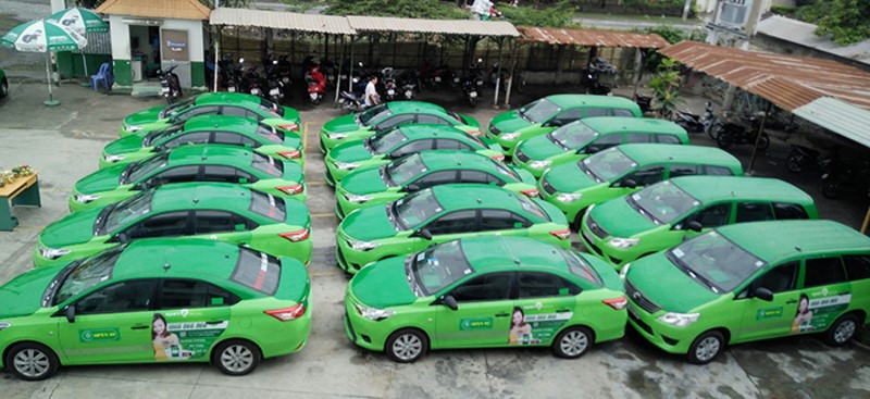 Xe taxi Mai Linh màu xanh lá cây đỗ bên đường, biểu tượng quen thuộc của dịch vụ taxi Long Biên