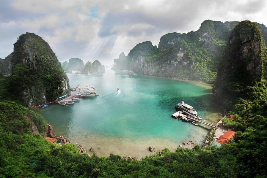 Phong cảnh Vịnh Hạ Long mùa đông với sương mù bao phủ các hòn đảo, tạo vẻ đẹp huyền ảo