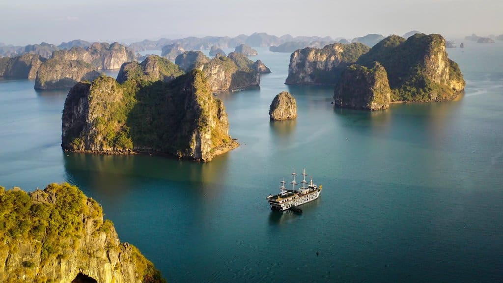 Khung cảnh Vịnh Hạ Long mùa xuân với các đảo đá vôi xanh mướt và sương mờ lãng mạn