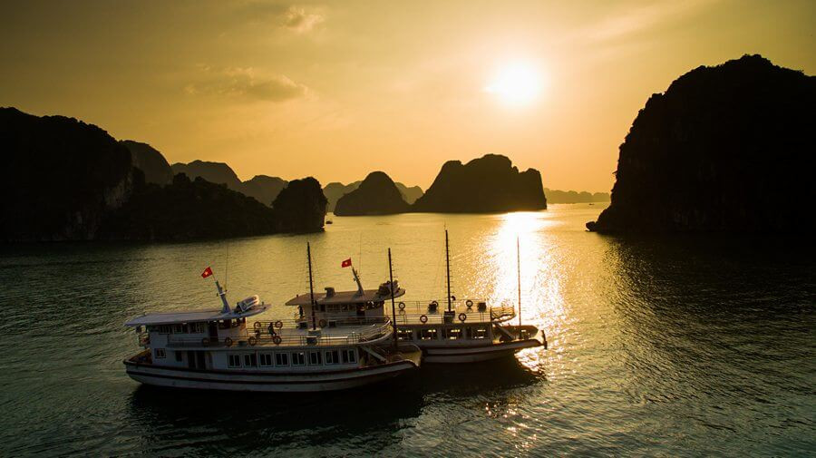 Tàu gỗ truyền thống trên vịnh Hạ Long với kiến trúc cổ điển, phù hợp cho những chuyến tham quan đơn giản.